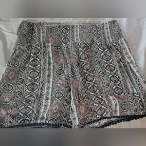 Three dots pockets pull on shorts